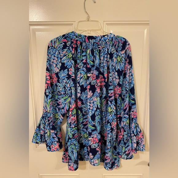 Gorgeous Lilly Pulitzer blouse. Size Medium - Picture 4 of 9